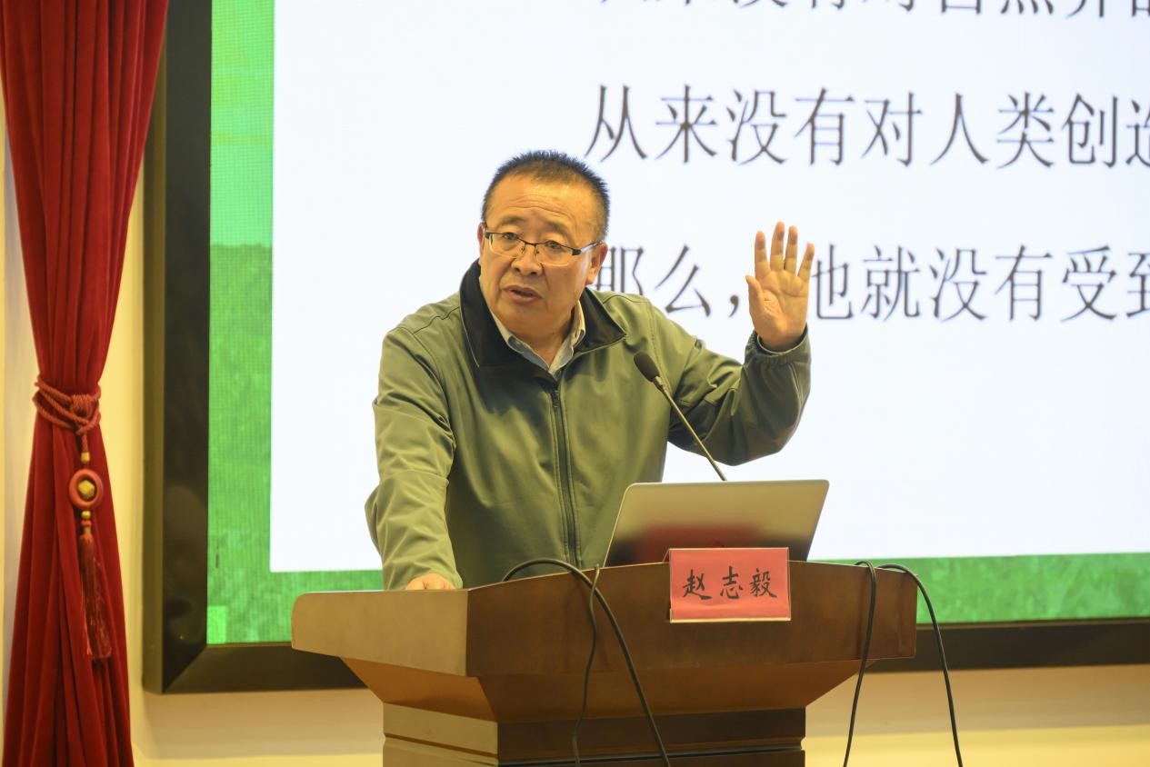1700024649959986.jpg 赵志毅教授正在给同学们上转型教育课.jpg