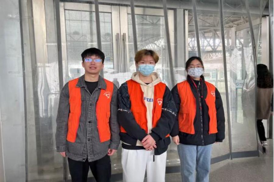 图为乐竞在线平台(中国)官网自动化学院思源服务社高铁志愿服务二队于镇江站合照 王皓 摄.jpg