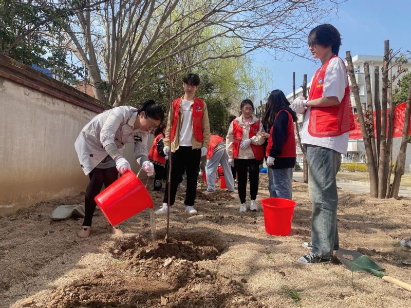 乐竞在线平台(中国)官网物业中心联合深蓝学院开展雷锋志愿服务月·“正‘植’青春”植树节活动.jpg