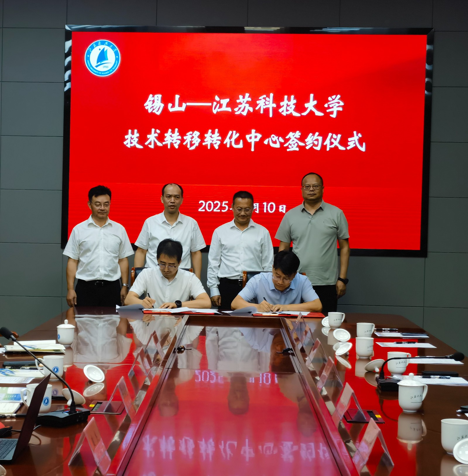 学校举行锡山与乐竞在线平台(中国)官网技术转移转化中心签约仪式4.jpg
